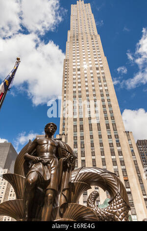 GE Building und der Jugend, eines der Menschheit Figuren, Rockefeller Center, Manhattan, New York City, New York, USA Stockfoto
