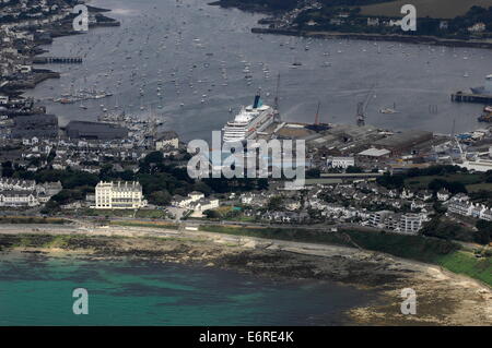 FALMOUTH, ENGLAND. -LUFTBILD - GESCHLOSSENEN HAFEN SCHIFF ANLEGT UND KLEINE BOOTSLIEGEPLÄTZE. FOTO: JONATHAN EASTLAND/AJAX Stockfoto