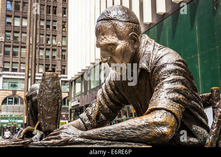 Die Garment Worker-Skulptur von Judith Weller, Garment District, 7th Avenue, Manhattan, New York City, New York, USA Stockfoto