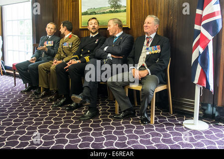 Trowbridge, Wiltshire, UK. 29. August 2014. Veteranen aus über die Süd-West, die sub-Zero trotzte Temperaturen in der Arktis-Konvois wurden geehrt durch HE Dr. Alexander Yakovenko im Auftrag von Vladimir Putin in Zeremonie in Trowbridge heute zu erkennen, ihre Tapferkeit während der 2. Weltkrieg Credit: Paul Chambers/Alamy Live News Stockfoto