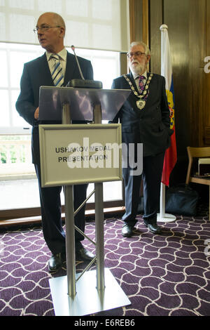 Trowbridge, Wiltshire, UK. 29. August 2014. Veteranen aus über die Süd-West, die sub-Zero trotzte Temperaturen in der Arktis-Konvois wurden geehrt durch HE Dr. Alexander Yakovenko im Auftrag von Vladimir Putin in Zeremonie in Trowbridge heute zu erkennen, ihre Tapferkeit während der 2. Weltkrieg Credit: Paul Chambers/Alamy Live News Stockfoto