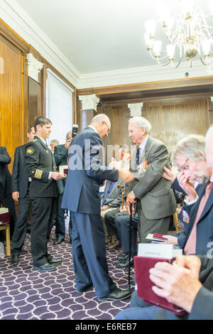 Trowbridge, Wiltshire, UK. 29. August 2014. Veteranen aus über die Süd-West, die sub-Zero trotzte Temperaturen in der Arktis-Konvois wurden geehrt durch HE Dr. Alexander Yakovenko im Auftrag von Vladimir Putin in Zeremonie in Trowbridge heute zu erkennen, ihre Tapferkeit während der 2. Weltkrieg Credit: Paul Chambers/Alamy Live News Stockfoto