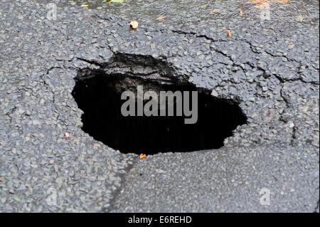 Manchester, UK. 29. August 2014. Ein Loch, das berichtet wurde, um 6 Meter tiefen Bereich B1157 Oxford Road in der Nähe des Manchester Royal Infirmary, verursacht schwere Verkehrsstörungen eröffnet werden. Bildnachweis: Russell Hart/Alamy Live-Nachrichten. Stockfoto