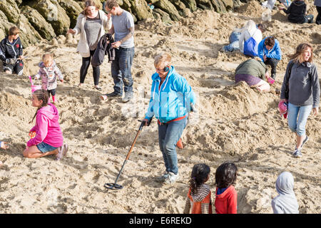 Folkestone, Großbritannien. 29. August 2014.  Der deutsche Künstler Michael Sailstorfer hat 30 Goldbarren begraben, die im Gesamtwert von £10.000 im Bereich Außenhafen von Folkestone, Kent. Die Schatzsucher sind erlaubt, kein Gold zu halten, die sie finden.  Das "Kunstwerk" bekannt als Folkestone gräbt ist Teil der 2014 Folkestone Triennale-Feier. Bildnachweis: Stephen Französisch/Alamy Live-Nachrichten Stockfoto