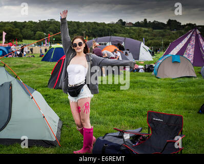 Stow Maries, UK. 29. August 2014. Eine junge weibliche Besucherin auf dem Brownstock Festival. Das Brownstock-Festival feiert den 10. Jahrestag. Bildnachweis: Gordon Scammell/Alamy Live-Nachrichten Stockfoto