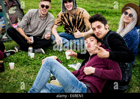 Stow Maries, UK. 29. August 2014. Junge BesucherInnen auf dem Brownstock Festival. Das Festival feiert den 10. Jahrestag. Bildnachweis: Gordon Scammell/Alamy Live-Nachrichten Stockfoto