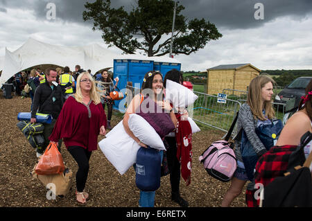 Stow Maries, UK. 29. August 2014. FestivalbesucherInnen tragen ihre Schlafsäcke und kampierende Versorgungsmaterialien auf dem Brownstock Festival. Das Brownstock-Festival feiert den 10. Jahrestag. Bildnachweis: Gordon Scammell/Alamy Live-Nachrichten Stockfoto