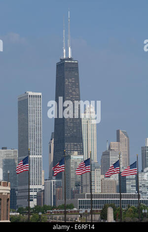 Illinois, Chicago. Navy Pier, US Flaggen fliegen vor der Skyline von Chicago mit John Hancock Tower. Stockfoto