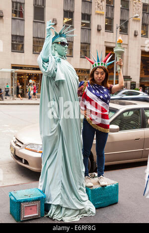 Pantomime und touristischen gekleidet wie Freiheitsstatue, Manhattan, New York City, New York, USA Stockfoto