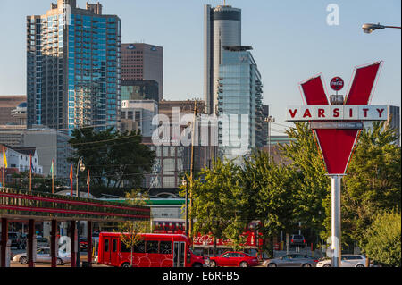 Ikonen der Innenstadt von Atlanta - The Varsity, Coca-Cola, Peachtree Plaza, W, Southern Company, GP, Hyatt Regency und der Polaris. Stockfoto