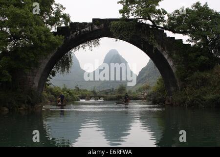 Die Yulong Brücke: eine 400 Jahre alte Steinbrücke auf dem Yulong Fluss in China Stockfoto