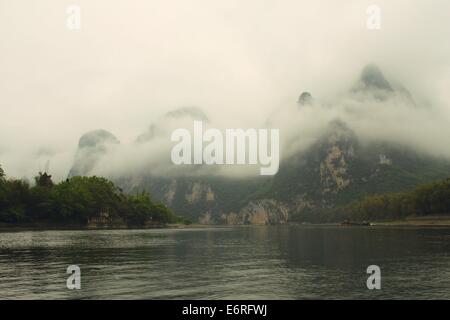 Nebligen Karst Hügeln entlang dem Li-Fluss in Guangxi, China Stockfoto