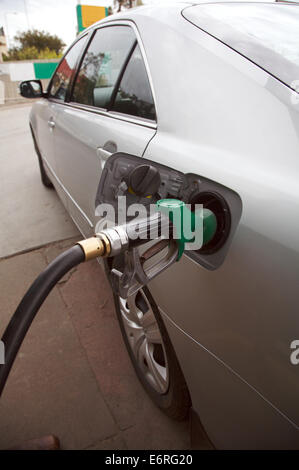 Das moderne Auto auf Gas Tankstelle, silbernen Auto Stockfoto