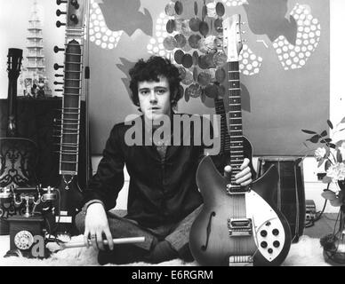 2. Oktober 1970 - ist London, England, Vereinigte Königreich - DONOVAN (geb. DONOVAN PHILIPS LEITCH, 10. Mai 1946) eine schottische Sängerin, Songwriter und Gitarrist. Er entwickelte einen eklektischen und unverwechselbaren Stil, das Folk, Jazz, Pop, Psychedelia und Weltmusik (insbesondere Calypso) gemischt. Bild - Maida Vale, Paddington, London, England - Sänger Musiker DONOVAN, 19, entspannen bei Maida Vale nach Hause mit einigen seiner Instrumente spielt er, einschließlich eine Holzflöte Blasinstrument Recorder, Sitar, elektrische und akustische Gitarre. (Kredit-Bild: © KEYSTONE Pictures/ZUMAPRESS.com) Stockfoto