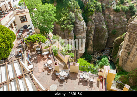 Restaurant mit Terrasse über dem Fluss Guadalevín in El Tajo Schlucht, Ronda, Malaga Provinz, Andalusien, Spanien, Europa. Stockfoto