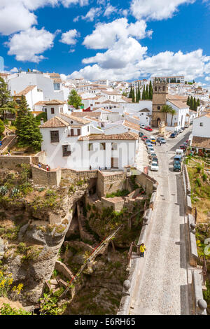 Iglesia de Padre Jesusand und Puente Viejo (alte Brücke) über Guadalevín Fluss, Ronda, Malaga Provinz, Andalusien, Spanien, Europa. Stockfoto