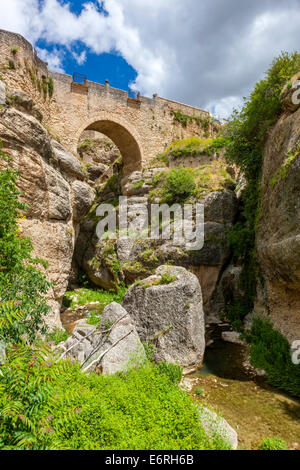 Puente Viejo (alte Brücke) über Guadalevín Fluss, Ronda, Malaga Provinz, Andalusien, Spanien, Europa. Stockfoto