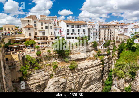 Häuser am Rande von El Tajo Schlucht, Ronda, Malaga Provinz, Andalusien, Spanien, Europa. Stockfoto