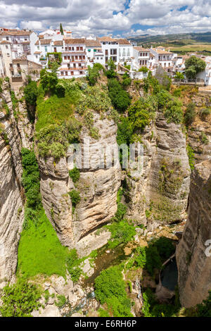 Häuser am Rande von El Tajo Schlucht, Ronda, Malaga Provinz, Andalusien, Spanien, Europa. Stockfoto