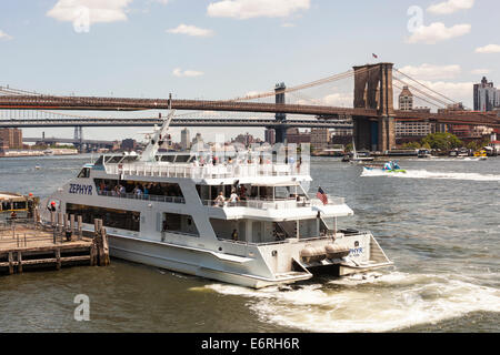 Ausflugsschiff am East River neben Brooklyn Bridge und South Street Seaport, Manhattan, New York City, New York, USA Stockfoto