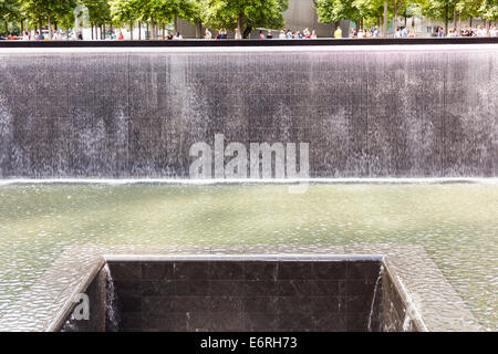 Einer der beiden Wasserfälle am National September 11 Memorial, World Trade Center, Manhattan, New York City, New York, USA Stockfoto