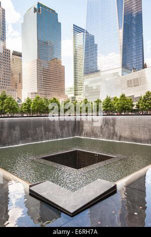 Einer der beiden Wasserfälle am National September 11 Memorial, World Trade Center, Manhattan, New York City, New York, USA Stockfoto