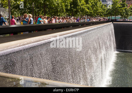 Einer der beiden Wasserfälle am National September 11 Memorial, World Trade Center, Manhattan, New York City, New York, USA Stockfoto