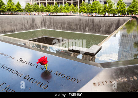 Einer der beiden Wasserfälle am National September 11 Memorial, World Trade Center, Manhattan, New York City, New York, USA Stockfoto