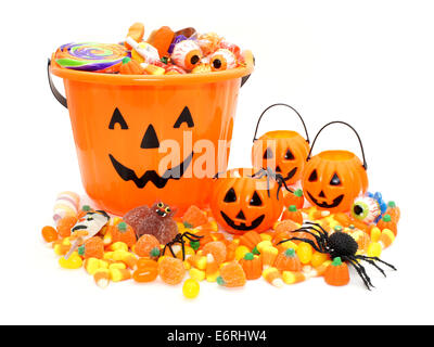 Gruppe von Halloween Jack o Lantern Süßigkeiten Halter und Bonbons Stockfoto