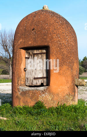 Eine kleine Hütte oder Unterstand gemacht aus trockenem Stein, genannt "Zerstörer" von der französischen Provence. Zum Schutz von eines Brunnens verwendet Stockfoto