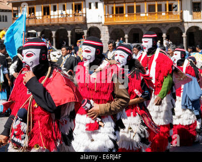 Menschen aus allen Regionen sammeln nach Cusco für die Initiationsort (oder Qoyllur Rit'i) Wallfahrt zum Heiligtum der Sinakara Berg- Stockfoto