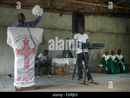 Prediger in einer katholischen Sonntag Gottesdienst, Gambela, Äthiopien Stockfoto