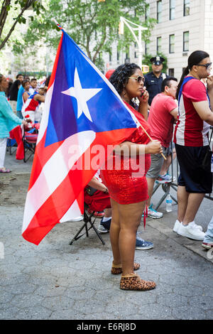 Frau mit Puerto Rico Flagge während der 8. Juni 2014 Puerto Rico Parade, Manhattan, New York City, New York, USA Stockfoto