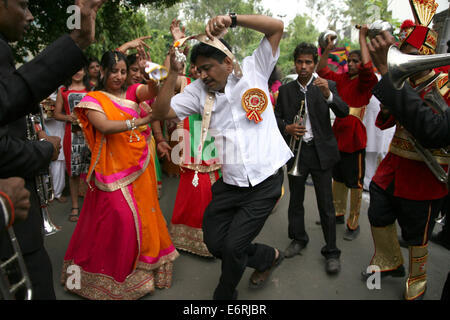 Neu-Delhi, Indien. 28. August 2014. Anhänger-Tanz in einer religiösen Prozession während des Festivals "Ganesh Chaturthi" in Neu-Delhi. Ganesh Chaturthi, ist die Geburtstagsfeier von Lord Ganesha. Bildnachweis: Anil Kumar Shakya/Pacific Press/Alamy Live-Nachrichten Stockfoto