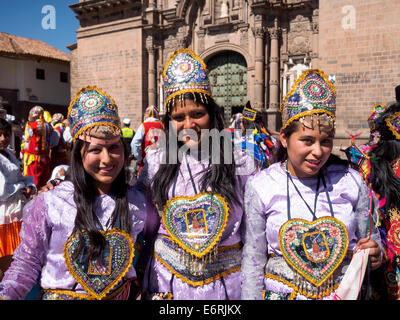 Menschen aus allen Regionen sammeln nach Cusco für die Initiationsort (oder Qoyllur Rit'i) Wallfahrt zum Heiligtum der Sinakara Berg- Stockfoto