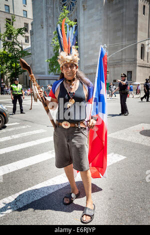 Mann verkleidet als Indianer Südamerikas, 8. Juni 2014 Puerto Rico Parade, Manhattan, New York City, New York, USA Stockfoto