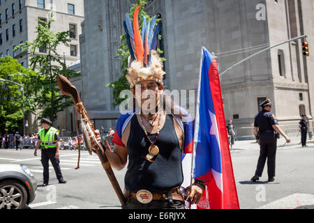 Mann verkleidet als Indianer Südamerikas, 8. Juni 2014 Puerto Rico Parade, Manhattan, New York City, New York, USA Stockfoto