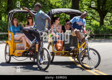 Touristen auf einem Dreirad fahren im Central Park in Manhattan, New York City, New York, USA Stockfoto