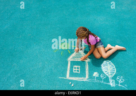Kleine schwarze Mädchen Zeichnung Kreide Haus Bild Stockfoto