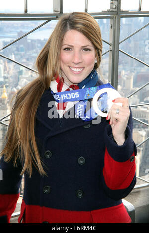 Olympia Bronze Medaillenträger Luger Erin Hamlin besucht The Empire State Building Featuring: Luger Erin Hamlin wo: New York City, New York, USA bei: 24. Februar 2014 Stockfoto