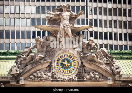 Uhr und Herkules, Merkur und Minerva Skulpturen, Grand Central Terminal Railway Station, New York City, New York, USA Stockfoto