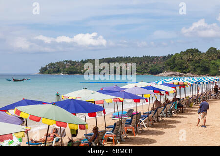 Bunte Sonnenschirme, Sonnenschirme, Sonnenschirme und Sonnenliegen am Meer in Surin Beach, Pkuket, Thailand Stockfoto