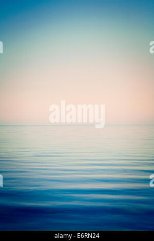 Hintergrund von Himmel und Meer, Meer ist sehr ruhig mit sanften Wellen, mit Instagram-Effekt Stockfoto