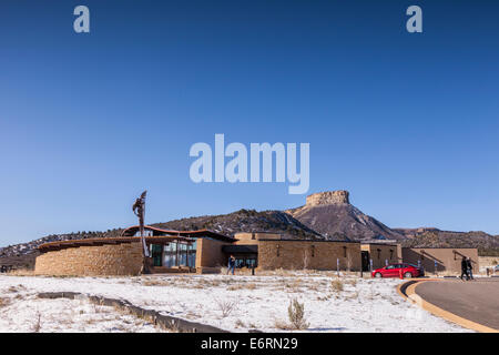 Das Besucherzentrum in Mesa Verde Nationalpark an einem hellen Frühlingstag. Stockfoto