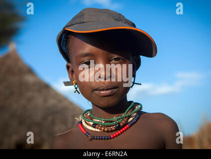 Litte Hamer Mädchen Stamm mit einem westlichen Cap, Turmi, Omo-Tal, Äthiopien Stockfoto