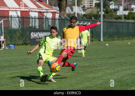 Stürmer und Verteidiger, Fußballspiel der u 15 Jugendmannschaften, Cape Town, Südafrika Stockfoto