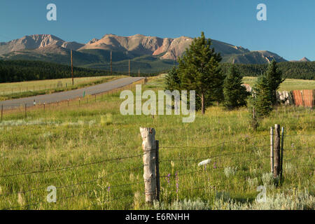 Golden, am frühen Morgen leuchtet am Nordhang der Pikes Peak aus der Sicht westlich von Woodland Park, Colorado, USA Stockfoto