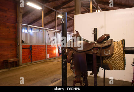 Ein Sattel wartet auf Pferde zurück im Stall montiert werden Stockfoto
