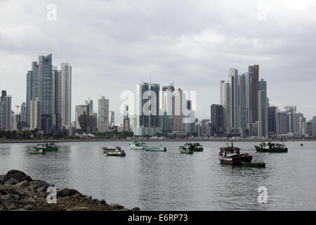 Skyline von Panama-Stadt mit Gebäuden im Hintergrund und mehrere Fischerboote in der Bucht stationiert. Stockfoto