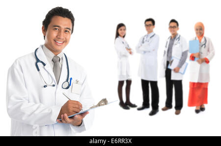 Gruppe der südostasiatischen Ärzte stehen isoliert auf weißem Hintergrund. Stockfoto
